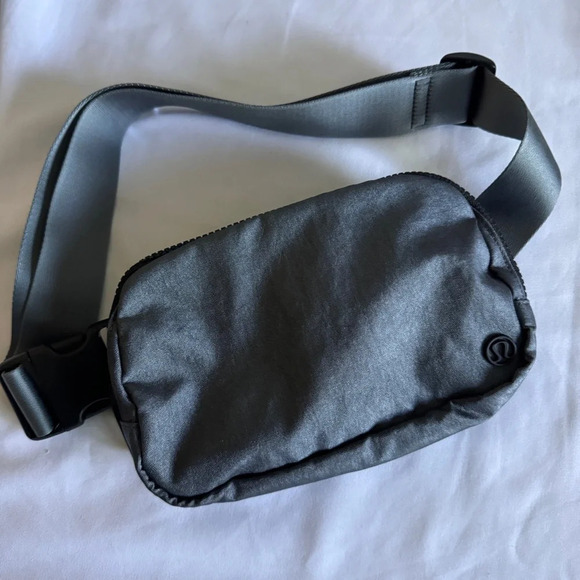 🖤 OG Lululemon Everywhere Belt Bag - Shiny Black - Picture 1 of 8